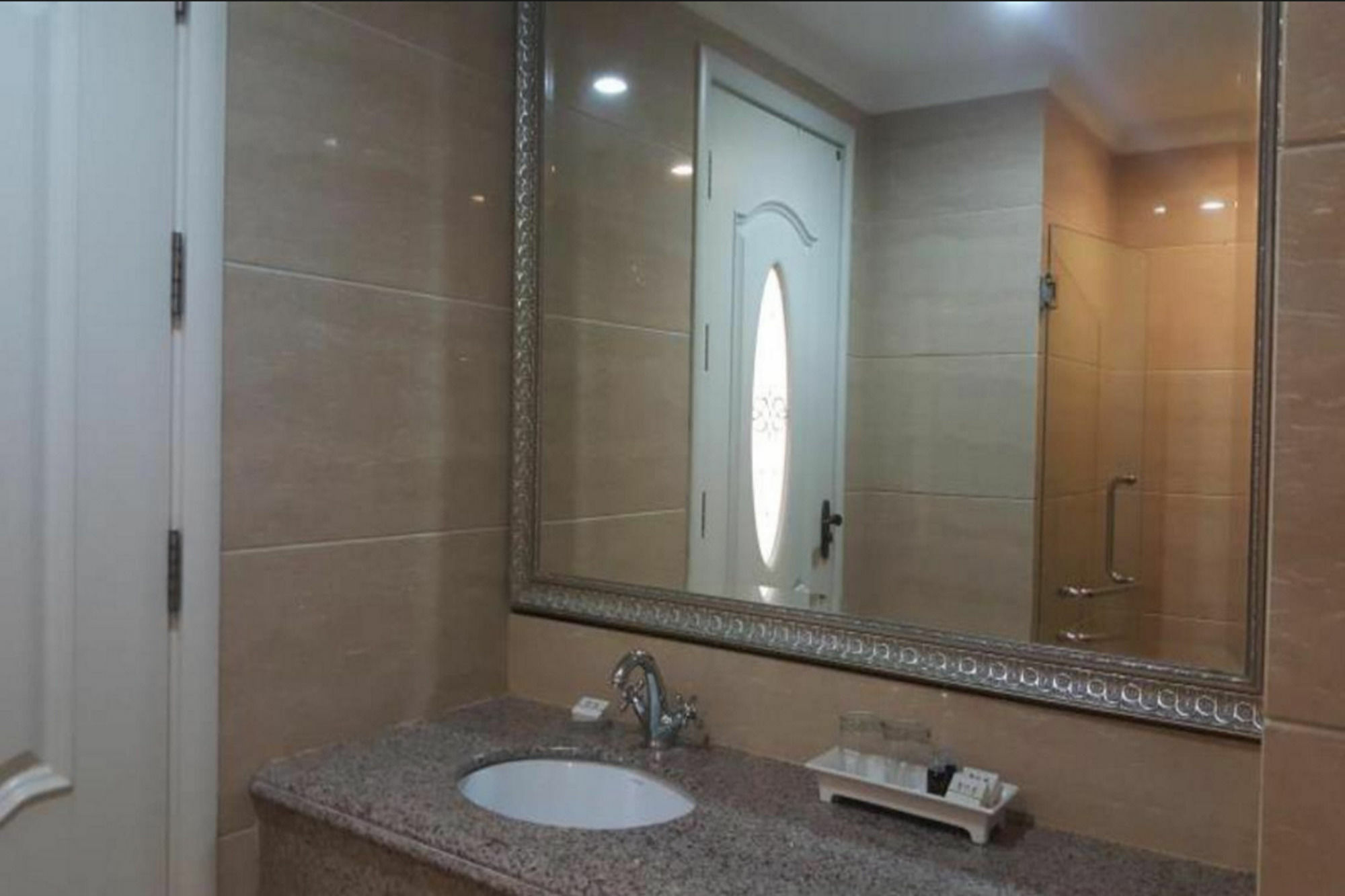 Lk Noble Suite Патая Екстериор снимка